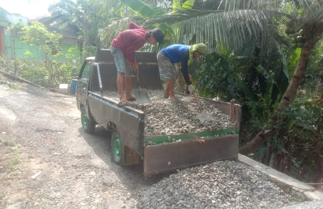 Distribusi Material Pengaspalan Jalan Tabet Lengkong Wetan Desa Mandala