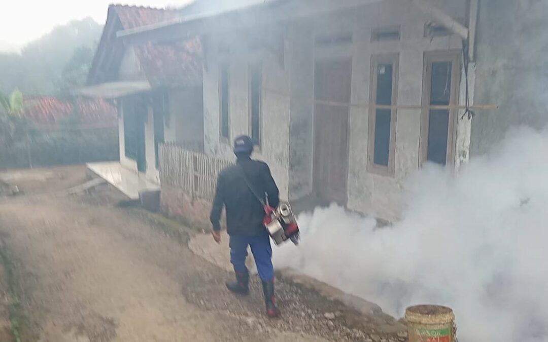 Fogging Lingkungan Dusun Lengkong Kulon Desa Mandala oleh Dinas Kesehatan dalam rangka Pencegahan Penyakit Demam Berdarah