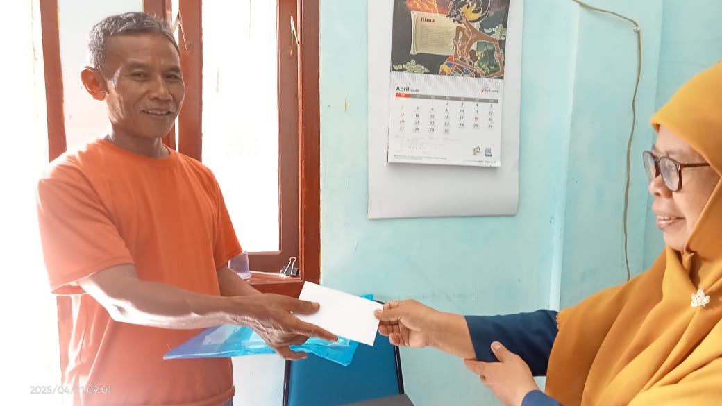 Penyaluran Honor penarik SPPT kepada Ketua RT 03 RW 04 Desa Mandala