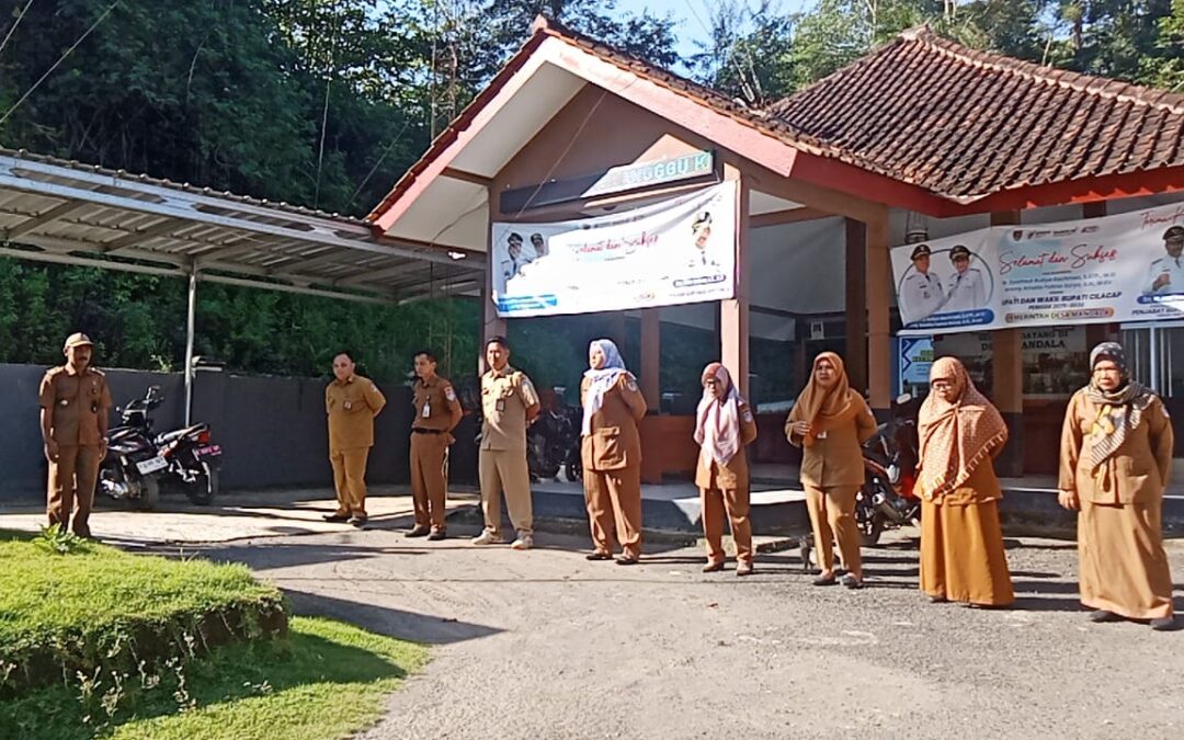 Apel Pagi Pemerintah Desa Mandala membahas Sinergi dan Kerjasama antar perangkat demi kelancaran terlaksananya Kegiatan di Desa Mandala