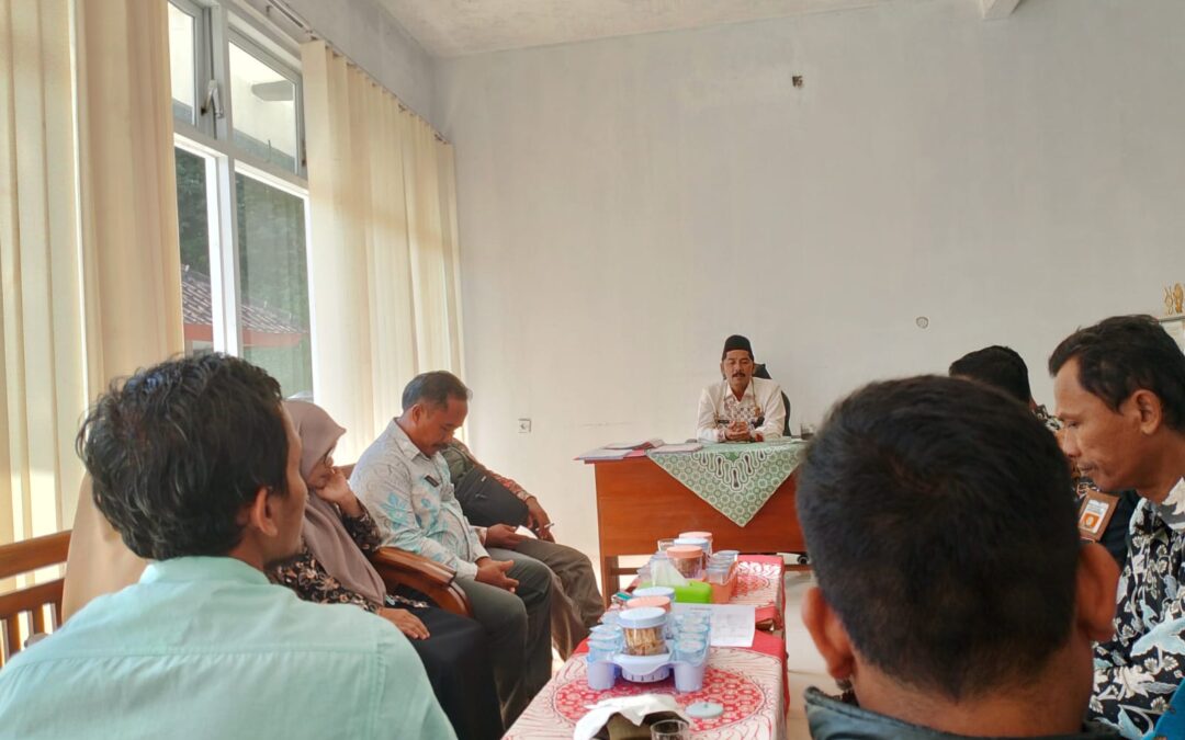 Rapat PemDes Perdana bersama Calon Sekretaris Desa Mandala yang Baru (Adi Ahmad Husaeni)