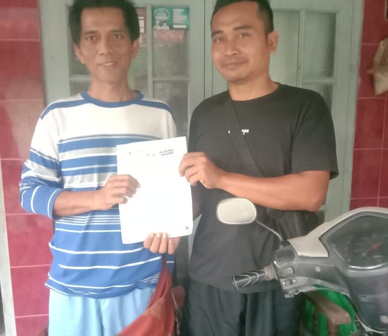 Kepala Dusun Lengkong Wetan (Eko Sumarono) Laksanakan Pendistribusian STPD-PKB dari BAPENDA Kabupaten Cilacap di wilayahnya