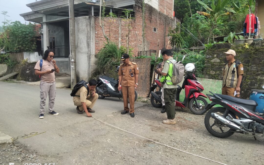 Pemdes Mandala dampingi Pengukuran Jalan Kabupaten yang dilakukan oleh Petugas dari Dinas PUPR untuk segera mendapatkan Perbaikan Jalan