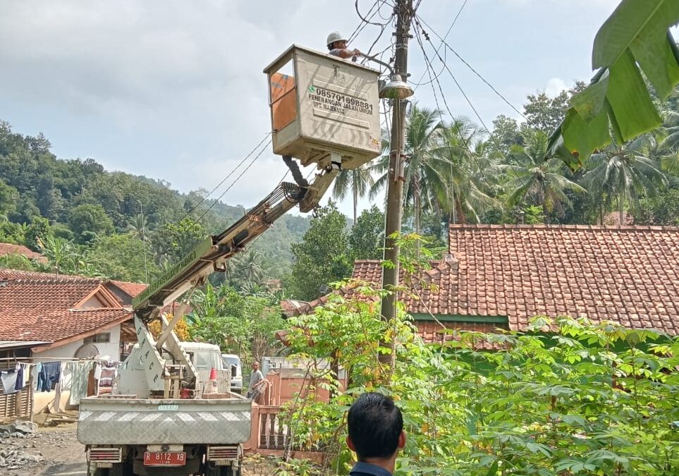 Pemeliharaan Penerangan Jalan Umum (PJU) di Lingkungan Desa Mandala oleh PLN
