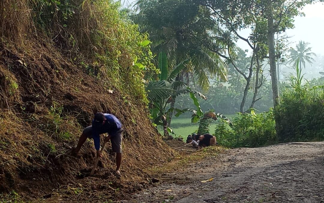 Kegiatan Jumat bersih menyambut Tahun Baru Islam 1447 H di lingkungan Dusun Panimbang Desa Mandala